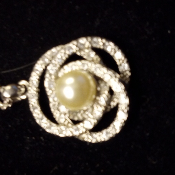 Infinity knot with diamonds pearl in center, Silver toned necklace - Picture 2 of 6
